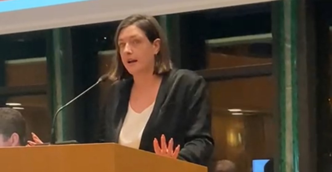 Emelie Wandel i fullmäktiges talarstol