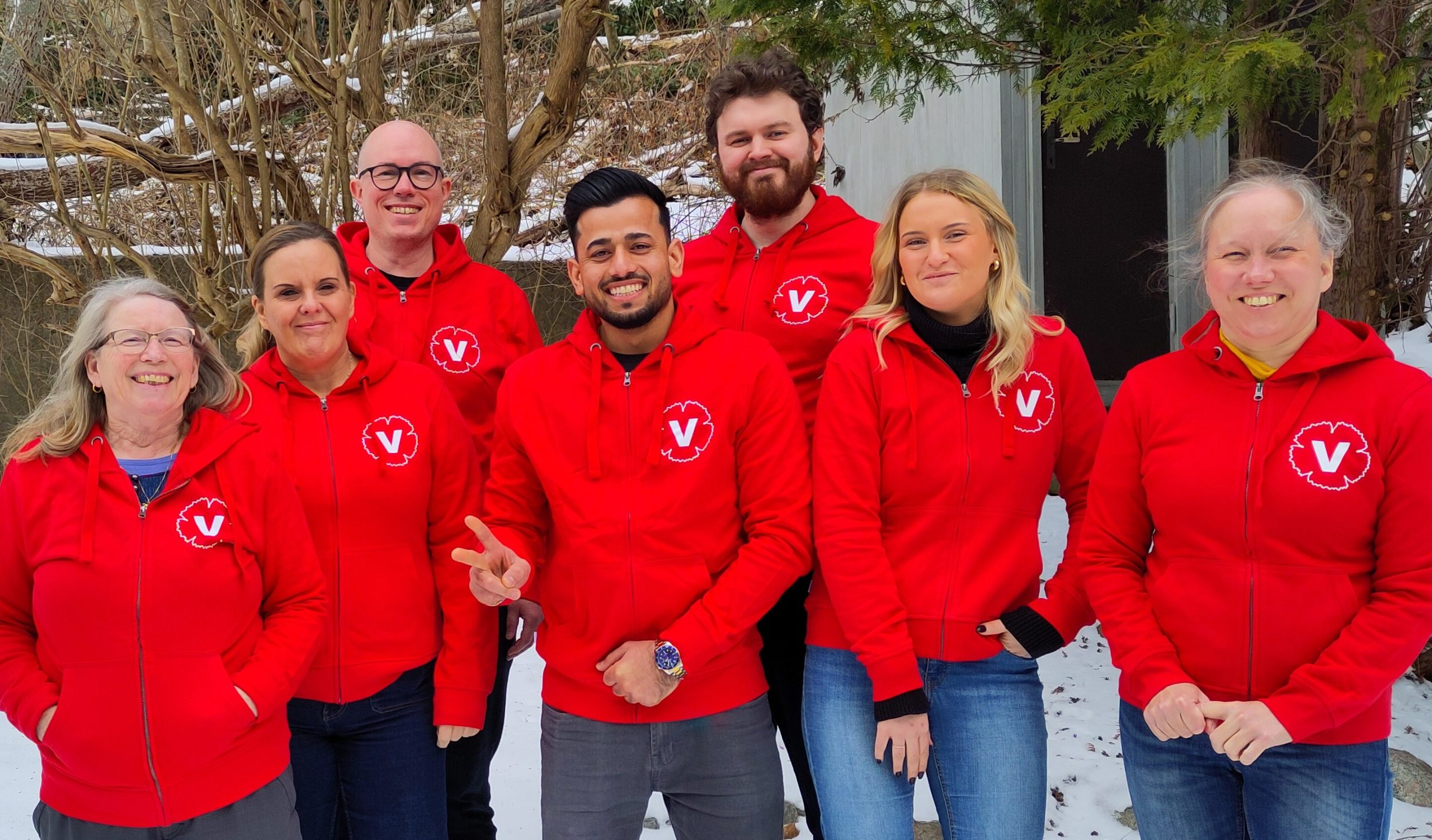 Glada vänsterpartister i röda tröjor