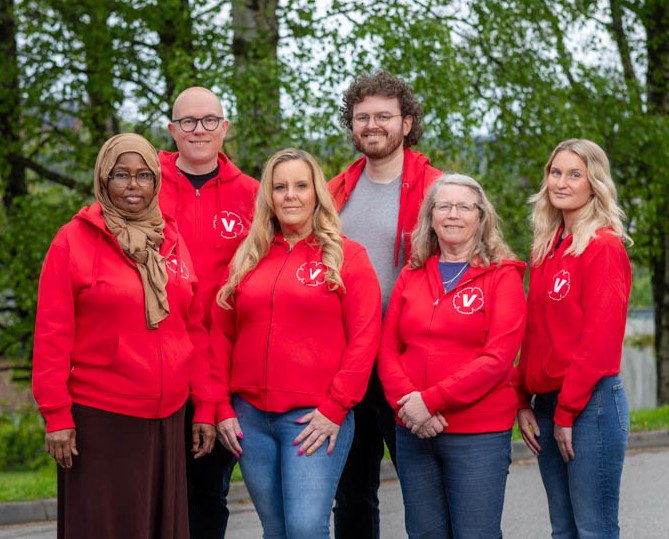 Bild på sex kandidater i partitröjor